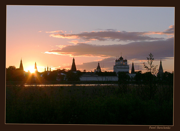Иосифо-Волоцкий монастырь на закате.